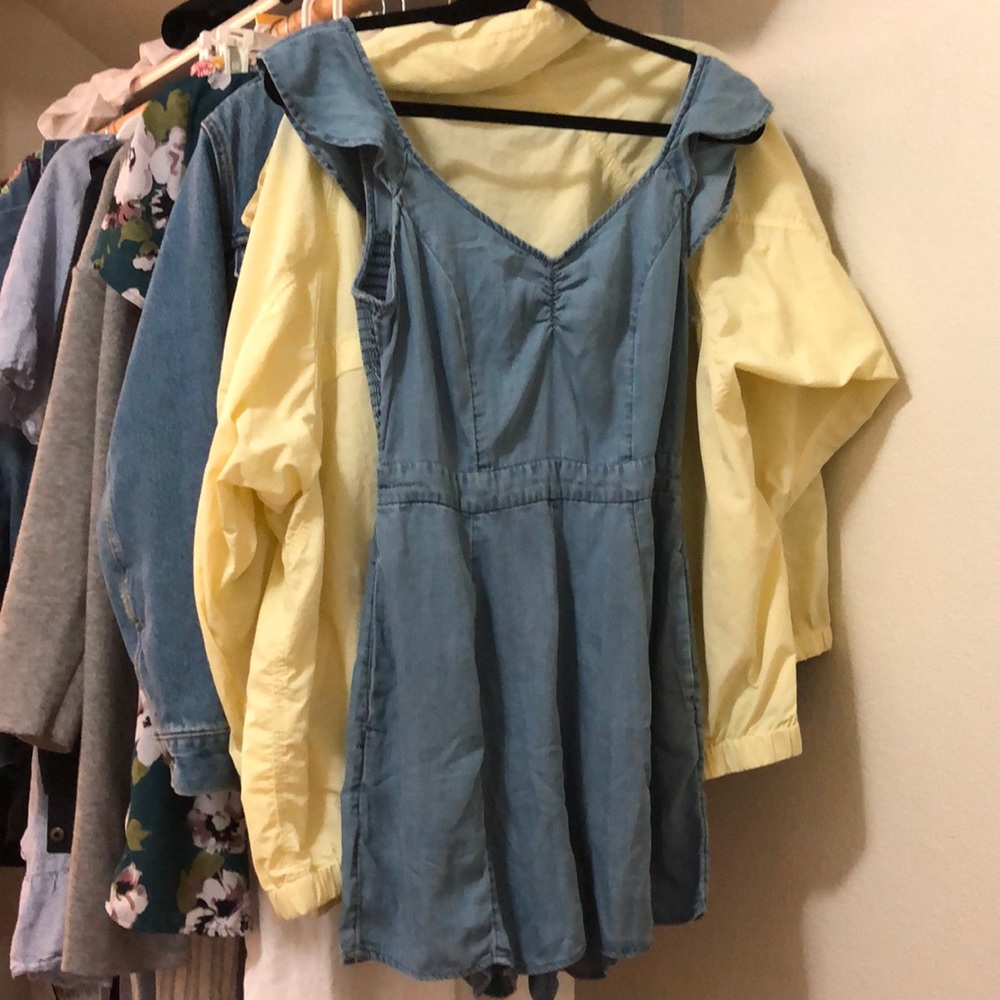 Romantic ruffle romper with pockets! size small